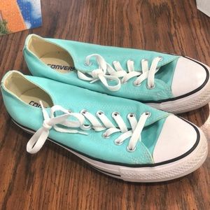Aqua low top converse
